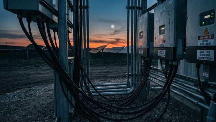 Глобальный обвал цен на аккумуляторы превращает ВИЭ в стабильный источник энергии