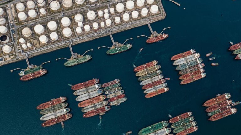 Кризис на Ближнем Востоке обрушил мировые поставки нефти